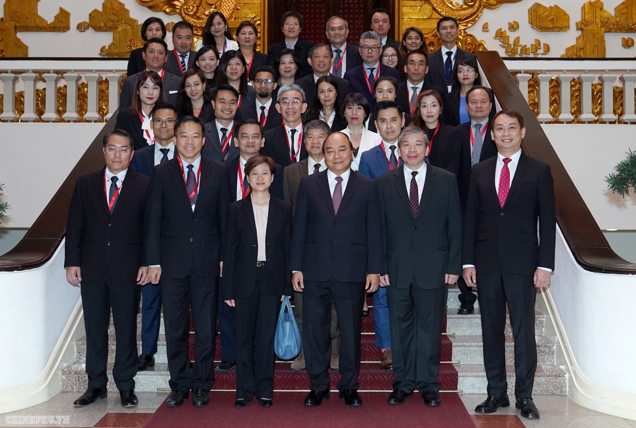 Thủ tướng Nguyễn Xuân Phúc chụp ảnh lưu niệm cùng đoàn doanh nghiệp Singapore .