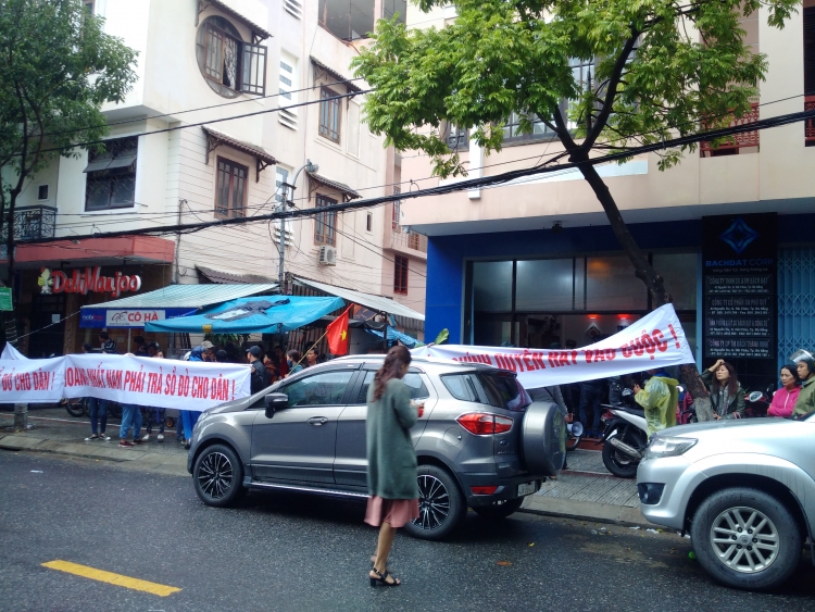 Hàng trăm người dân tập trung đông người đòi quyền lợi trước trụ sở Công ty Bách Đạt tại Đà Nẵng