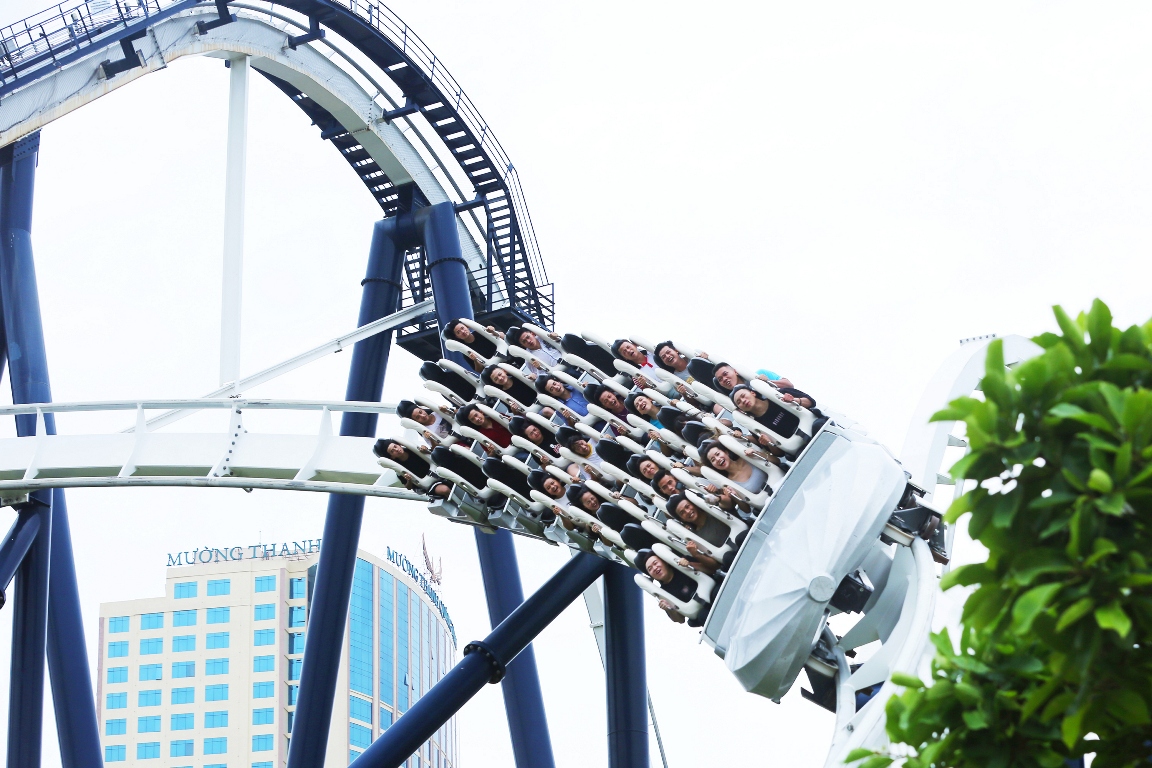 Trò chơi Phi Long thần tốc – tàu lượn siêu tốc dài nhất châu Á, của Dragon Theme Park
