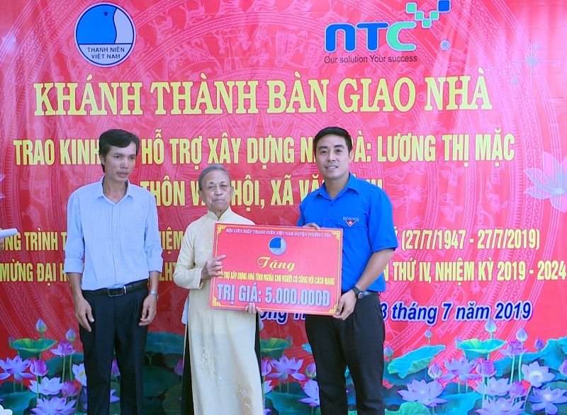 Đoàn Thanh niên huyện Thường Tín trao tặng kinh phí hỗ trợ đến gia đình bà Lương Thị Mặc