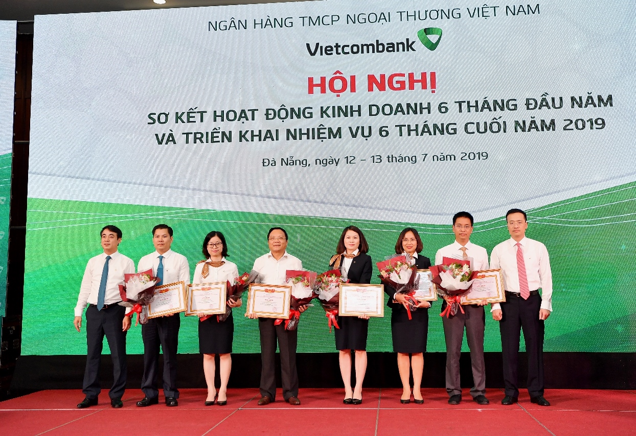 Chủ tịch HĐQT Nghiêm Xuân Thành (ngoài cùng bên trái) và Tổng giám đốc Phạm Quang Dũng (ngoài cùng bên phải) tặng Giấy khen và hoa cho 6 tập thể có thành tích trong hoạt động khoa học.