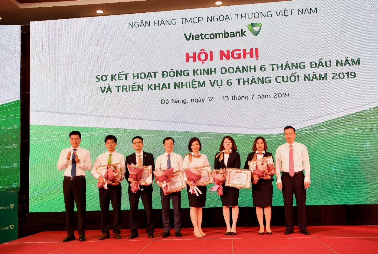 Tổng giám đốc Phạm Quang Dũng (ngoài cùng bên phải) và Phó Tổng Giám đốc Phạm Mạnh Thắng (ngoài cùng bên trái) tặng Giấy khen và hoa cho 8 cá nhân có thành tích trong hoạt động khoa học
