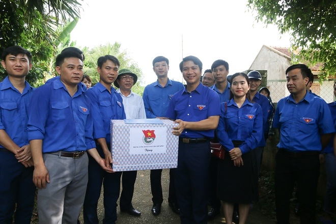 Bí thư Trung ương Đoàn Nguyễn Ngọc Lương tặng quà đội tình nguyện “Hoa phượng đỏ” tại thôn Bái Đa 2 xã Phượng Nghi.