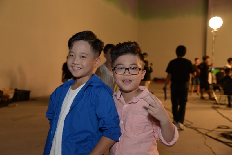 Hai chàng hot boy nhí của top 12 – Minh Kỳ (áo xanh) và Quốc Dương vô tư đọ vẻ đáng yêu sau khi hoàn thành phần thi của mình.