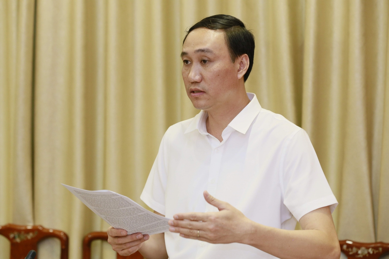Phó Chủ tịch Phùng Khánh Tài báo cáo tại buổi làm việc.