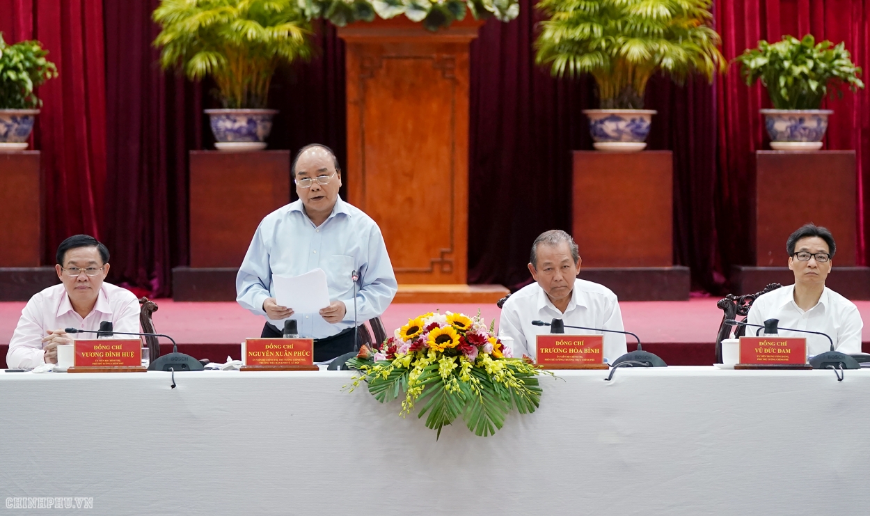 Thủ tướng Nguyễn Xuân Phúc và các Phó Thủ tướng: Trương Hòa Bình, Vương Đình Huệ, Vũ Đức Đam tại buổi làm việc.