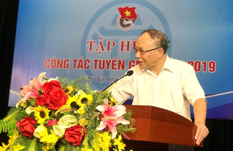 Giáo sư Hoàng Chí Bảo - Giảng viên Cao cấp Học viện Chính trị Quốc gia Hồ Chí Minh truyền đạt các chuyên đề tại lớp tập huấn
