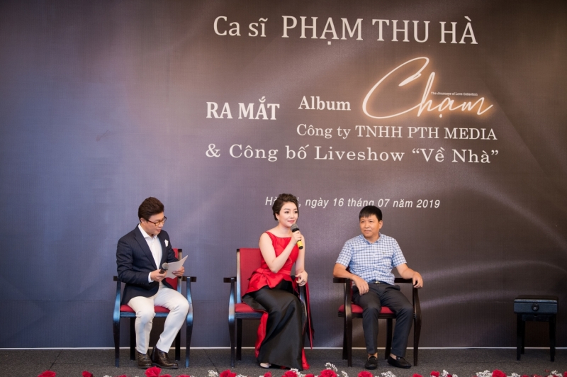 Phạm Thu Hà và đại diện nhà tài trợ (bên phải) chia sẻ về liveshow