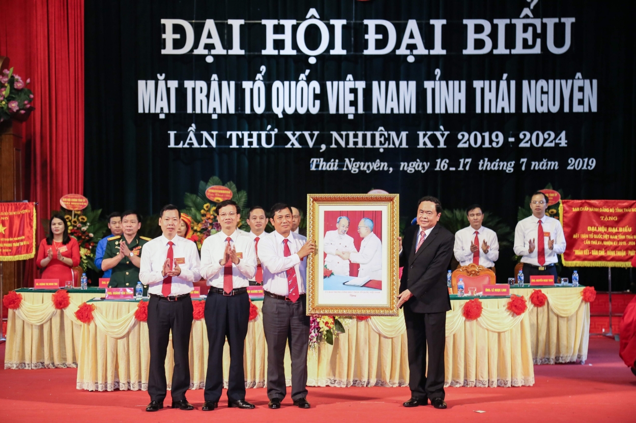 Bí thư Trung ương Đảng, Chủ tịch UBTƯ MTTQ Việt Nam Trần Thanh Mẫn tặng Đại hội bức ảnh Bác Hồ, Bác Tôn
