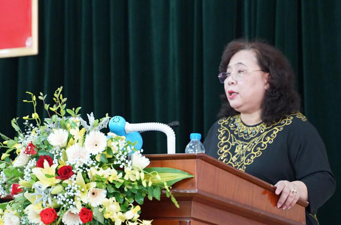 Chủ tịch HĐND thành phố Nguyễn Thị Bích Ngọc phát biểu tại kỳ họp.