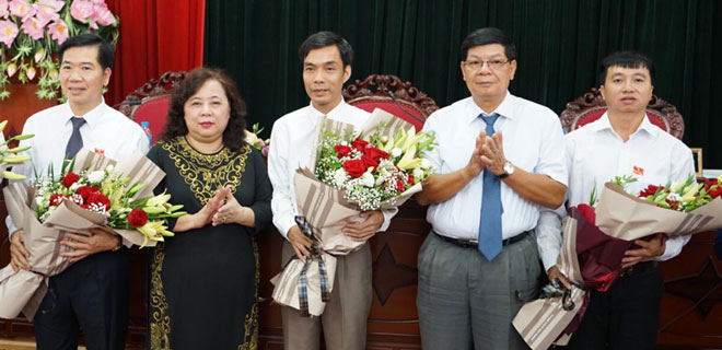 Chủ tịch HĐND thành phố Nguyễn Thị Bích Ngọc tặng hoa cho các đồng chí trúng cử vào các chức danh.