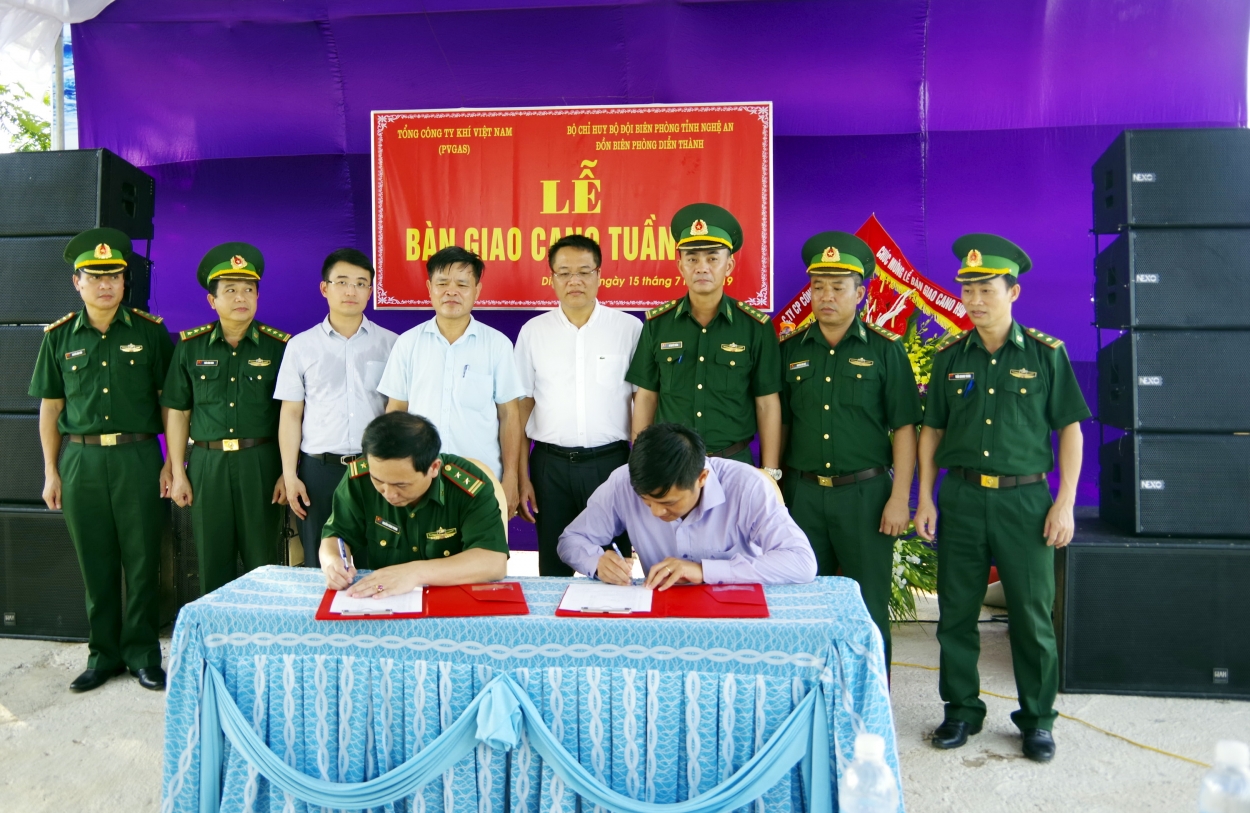 Lễ ký bàn giao ca-nô mới cho Đồn Biên phòng Diễn Thành, Nghệ An.