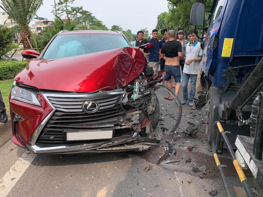 Hà Nội: Va chạm với xe chở bồn nước, xế sang Lexus RX350