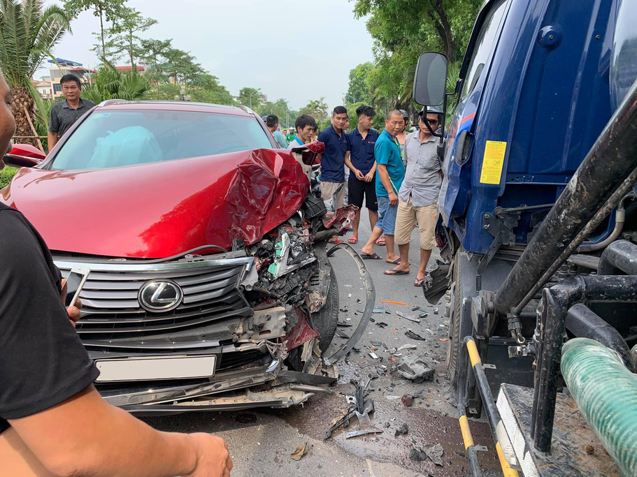 Hà Nội: Va chạm với xe chở bồn nước, xế sang Lexus RX350 