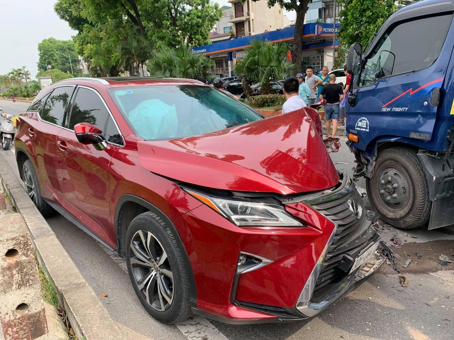 Hà Nội: Va chạm với xe chở bồn nước, xế sang Lexus RX350 