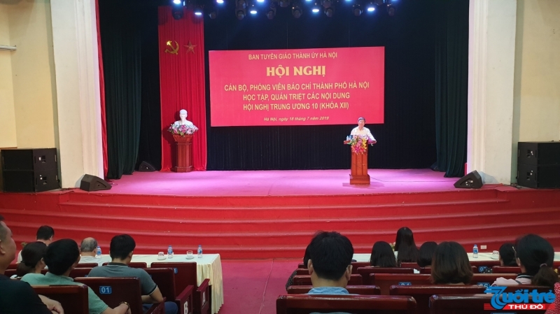 Đồng chí Nguyễn Quán Phú truyền đạt nội dung Hội nghị Trung ương 10