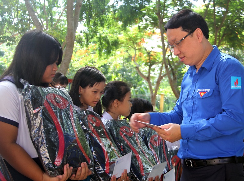 Đồng chí Nguyễn Công Luận trong buổi trao tặng học bổng cho học sinh nghèo vượt khó