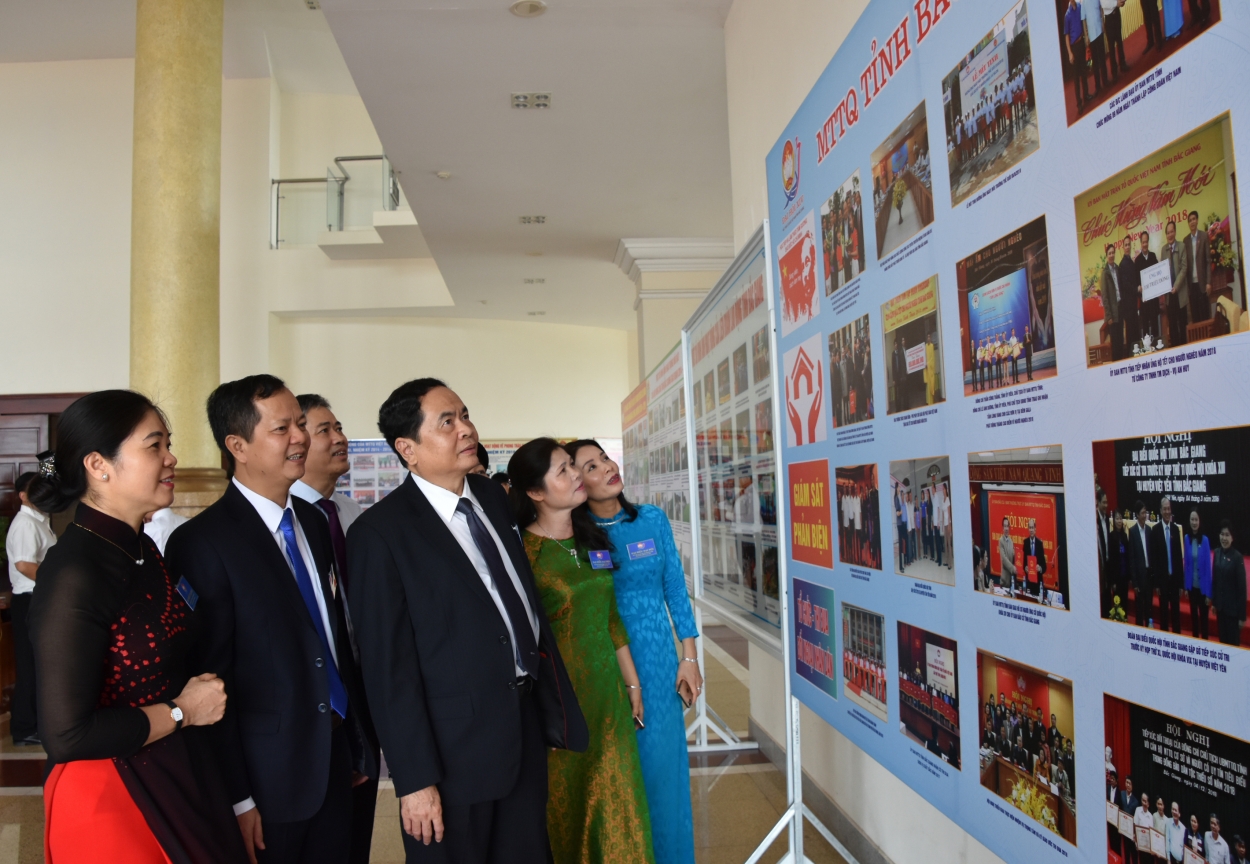 Chủ tịch UBTƯ MTTQ Việt Nam Trần Thanh Mẫn cùng các đại biểu thăm khu trưng bày các hoạt động của MTTQ tỉnh Bắc Giang