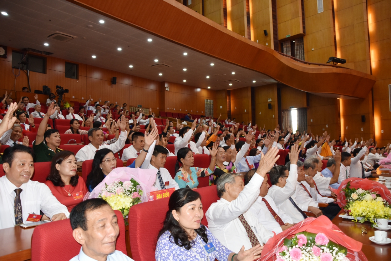 Các đại biểu biểu quyết thông qua Nghị quyết Đại hội