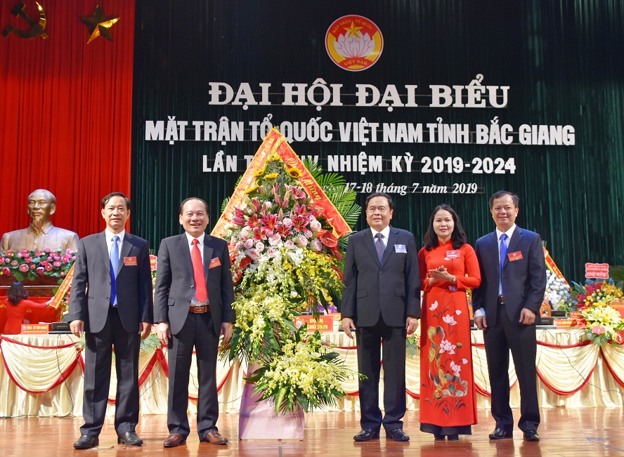 Chủ tịch UBTƯ MTTQ Việt Nam Trần Thanh Mẫn tặng hoa Đại hội