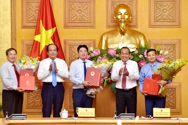 Phó Thủ tướng Trương Hòa Bình và Bộ trưởng, Chủ nhiệm Văn phòng Chính phủ chúc mừng các đồng chí đã hoàn thành xuất sắc nhiệm vụ được Đảng, Nhà nước giao phó.