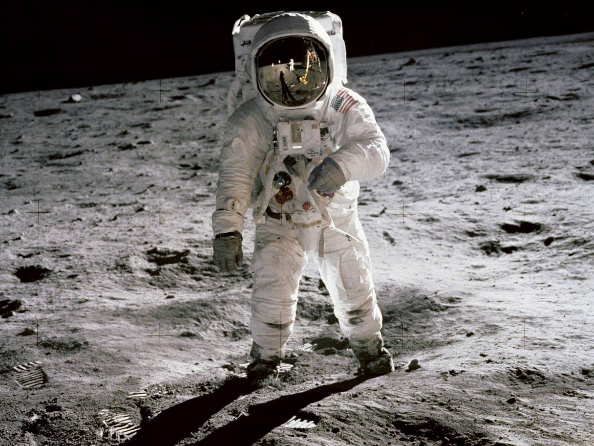 Edwin 'Buzz' Aldrin, một trong hai phi hành gia của tàu Apollo 11, đặt những bước chân đầu tiên lên Mặt Trăng vào ngày 20/7/1969. Đây được coi là đỉnh cao trong chương trình vũ trụ của Mỹ, đánh dấu mốc thắng lợi trong cuộc đua vào vũ trụ với Liên Xô. Ảnh: NASA/EPA