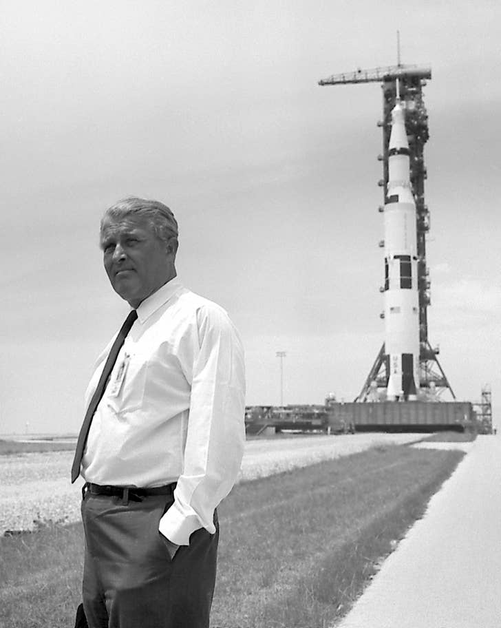 Tiến sĩ Wernher von Braun dừng chân trước tên lửa Saturn V, khi đó đã sẵn sàng cho sứ mạng lịch sử Apollo 11, tại Mũi Canavarel vào ngày 10/7/1969. Tên lửa này được phát triển bởi Trung tâm Bay vũ trụ Marshall ở Huntsville dưới sự lãnh đạo của Tiến sĩ Braun. Ảnh: NASA/EPA