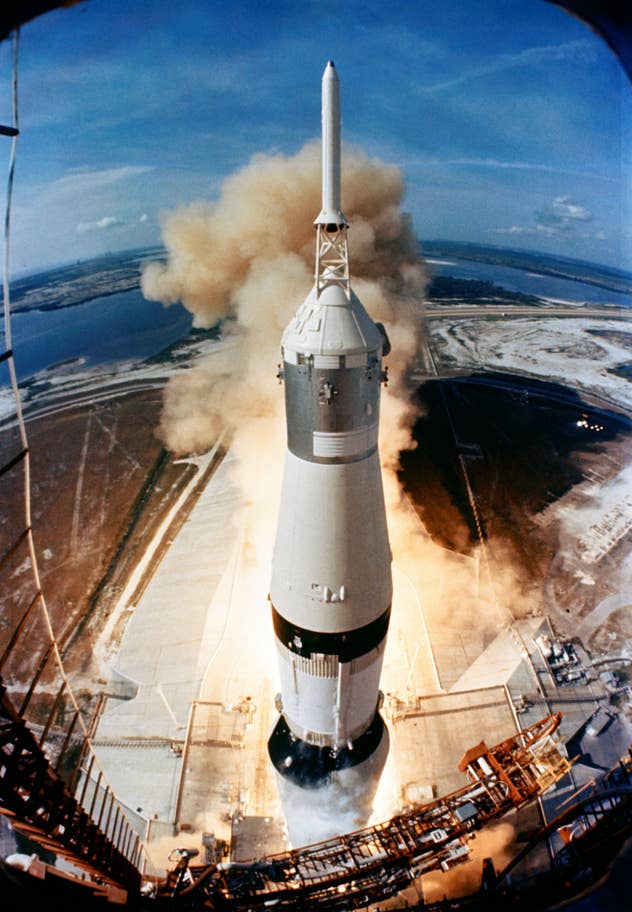 Tên lửa Saturn V cao 110 mét, mang theo tàu Apollo 11 được phóng khỏi bệ vào ngày 16/7/1969. Ảnh: NASA/EPA