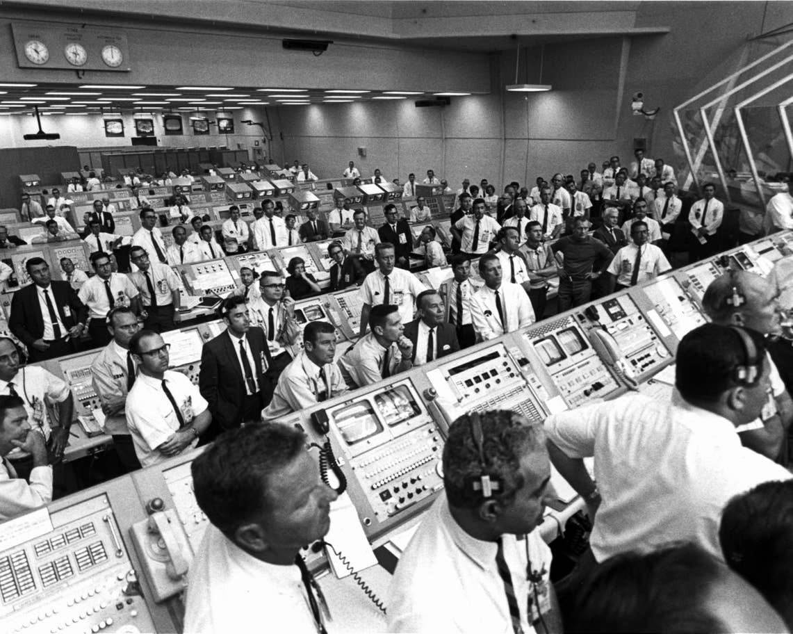 Nhân viên Trung tâm Điều hành Phóng theo dõi cảnh tên lửa Saturn V rời bệ phóng vào ngày 16/7/1969. Ảnh: NASA/EPA
