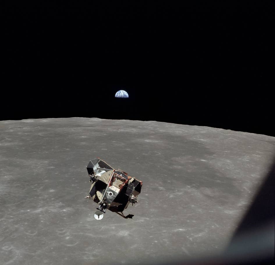 Mô-đun Mặt Trăng trên nền Mặt Trăng và hình ảnh Trái Đất ở phía chân trời vào ngày 20/7/1969. Ảnh: NASA/EPA