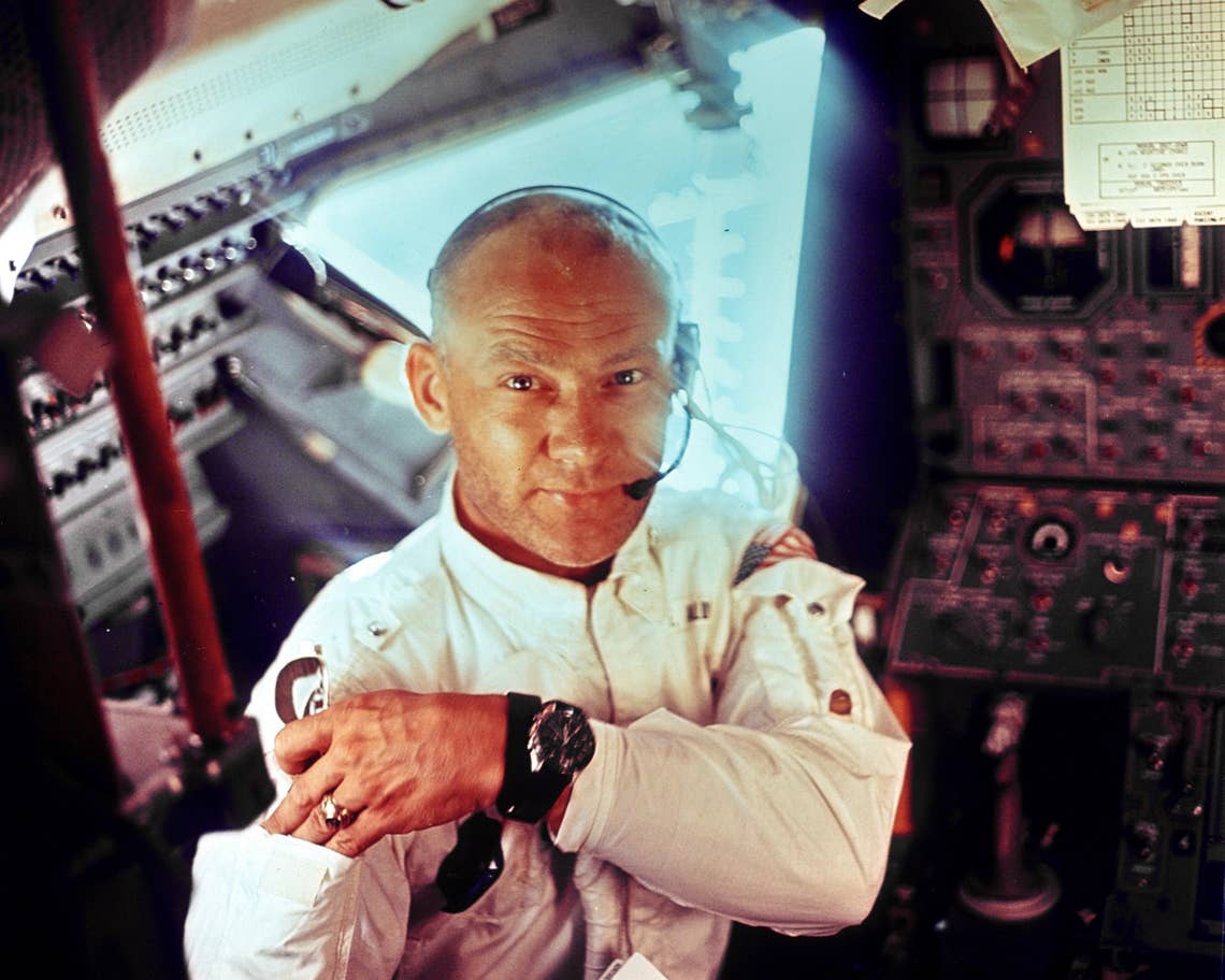 Phi hành gia 'Buzz' Aldrin bên trong mô-đun Mặt Trăng có tên gọi là