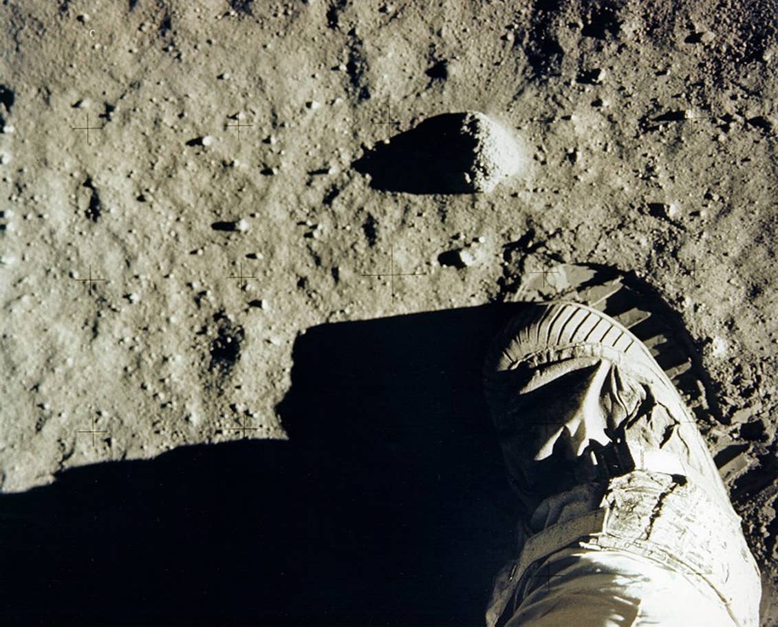 Giày và dấu chân của 'Buzz' Aldrin in trên đất Mặt Trăng vào ngày 20/7/1969. Ảnh: NASA/EPA