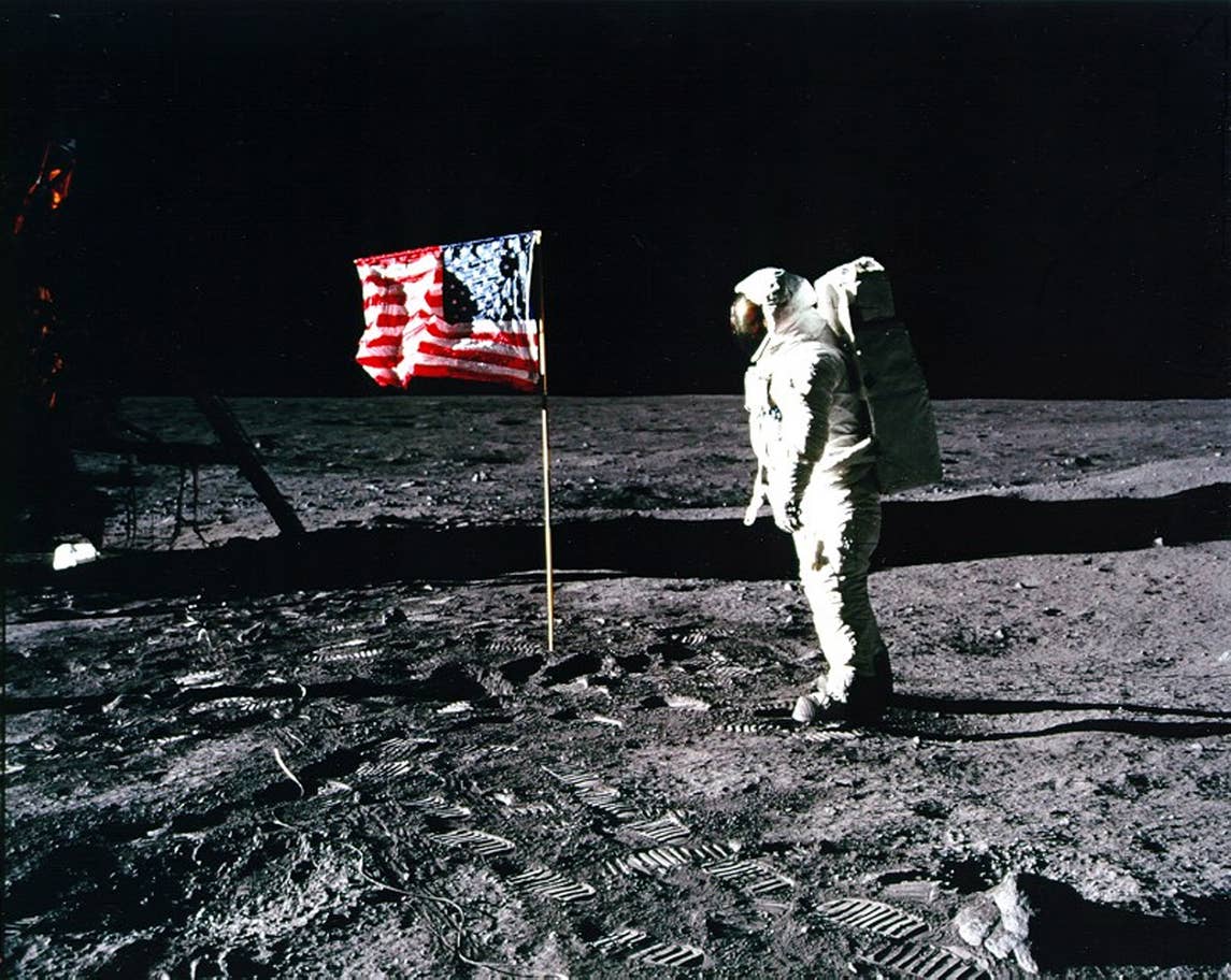 'Buzz' Aldrin đứng bên quốc kỳ Mỹ được cắm trên Mặt Trăng. Ảnh: NASA/EPA