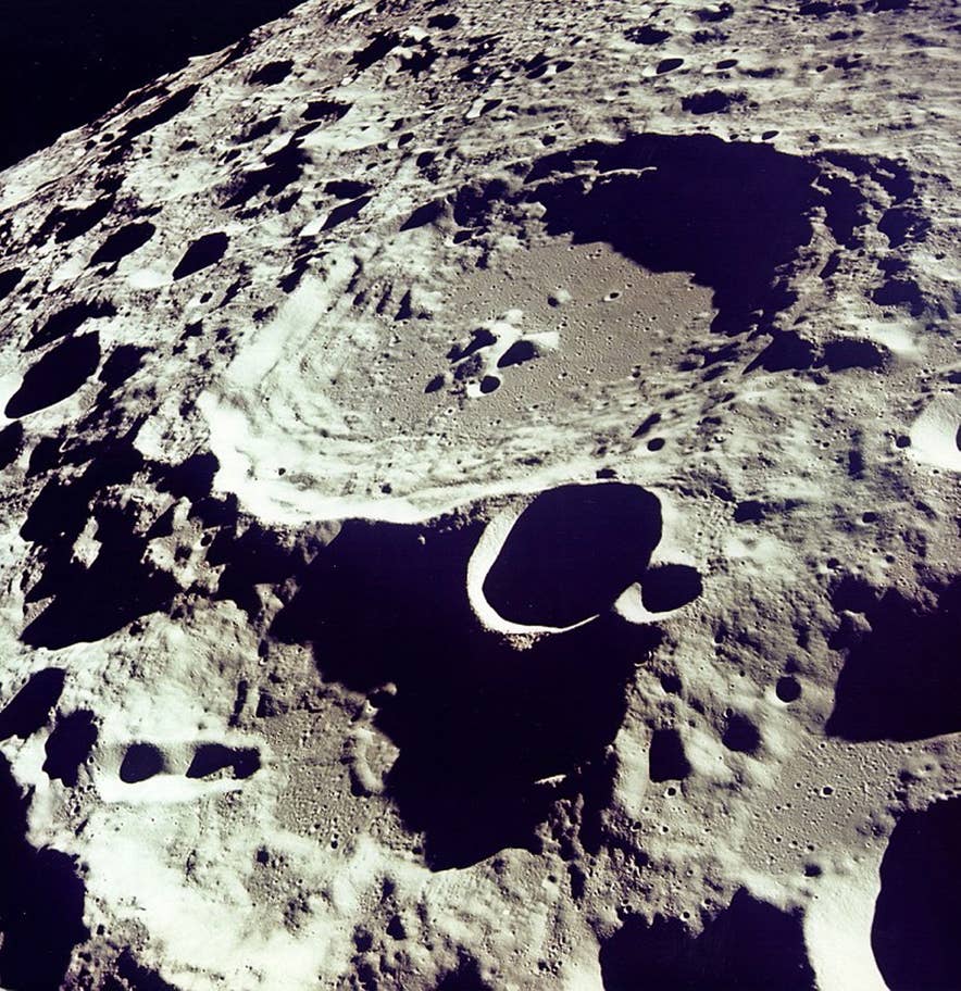 Hố thiên thạch 308 trên Mặt Trăng, được tàu Apollo 11 chụp từ trên quỹ đạo. Ảnh: NASA/EPA