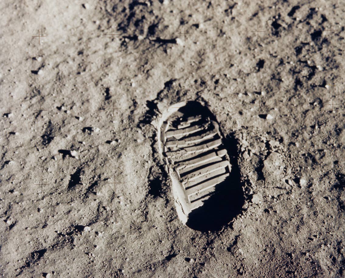 Dấu giày của 'Buzz' Aldrin trên Mặt Trăng. Ảnh: NASA/EPA
