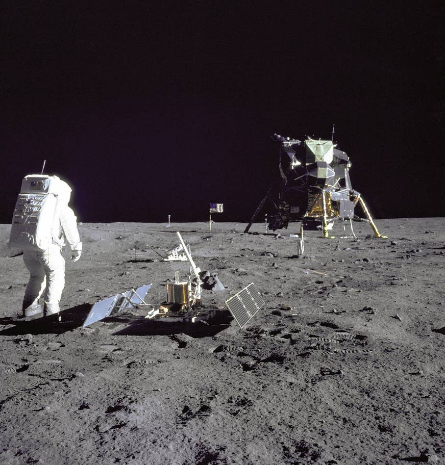 'Buzz' Aldrin đứng bên thiết bị đo địa chấn Mặt Trăng. Ảnh: NASA/EPA