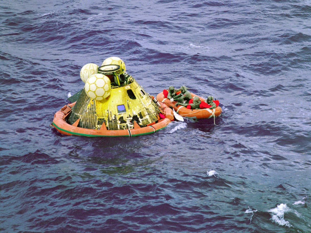 Các thành viên của sứ mạng Apollo 11 chờ được vớt lên trực thăng của tàu USS Hornet vào ngày 24/7/1969 khi họ trở về Trái đất. Ảnh: NASA/EPA