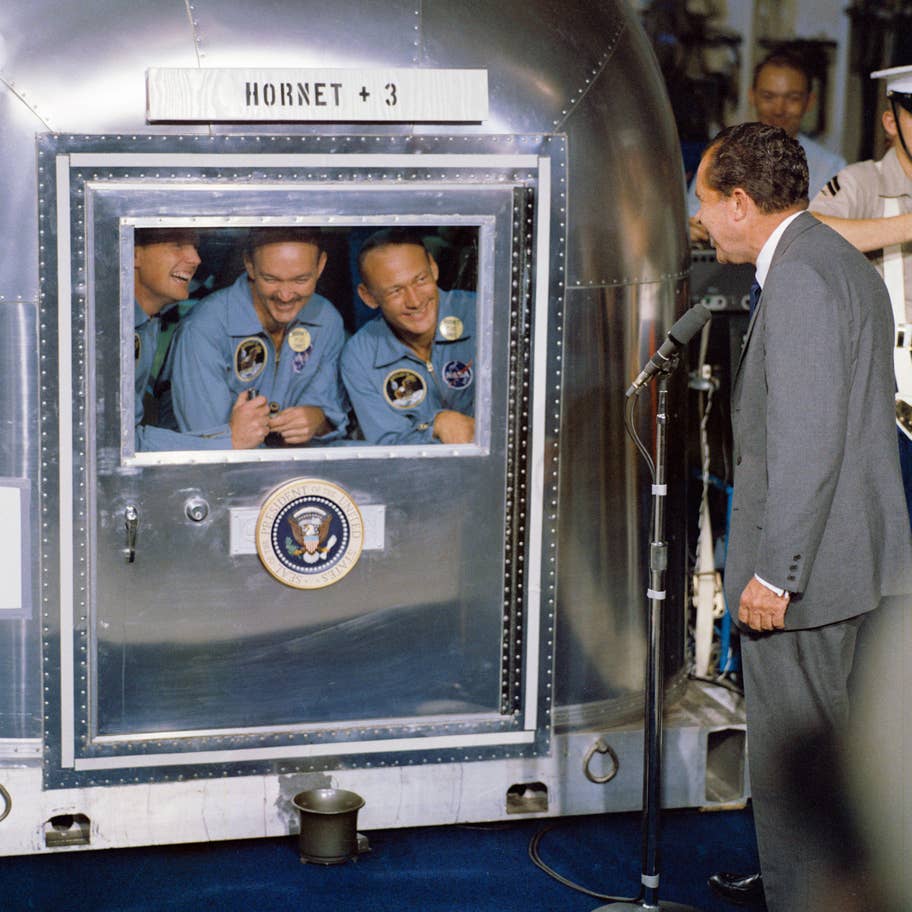 Tổng thống Mỹ Richard Nixon (phải) đón các phi hành gia Apollo trở về: từ trái sang: Armstrong, Collins và Aldrin trên tàu USS Hornet. Ảnh: NASA/EPA