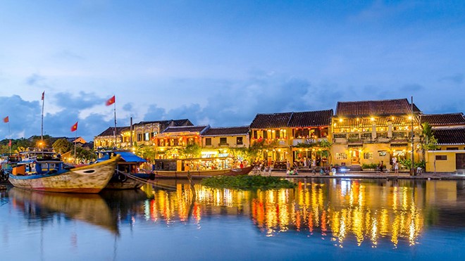 Đêm Rằm Hội An: Lắng đọng, da diết với tiếng hát Hà Anh Tuấn bên dòng sông Hoài thơ mộng