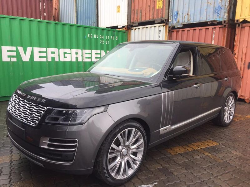 Range Rover SVAutobiography LWB 2019 ngoại thất 2 màu cực độc về Việt Nam