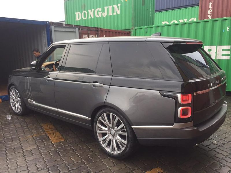 Range Rover SVAutobiography LWB 2019 ngoại thất 2 màu cực độc về Việt Nam