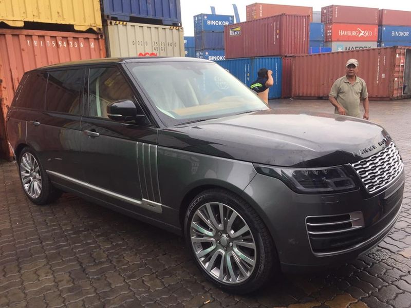 Range Rover SVAutobiography LWB 2019 ngoại thất 2 màu cực độc về Việt Nam
