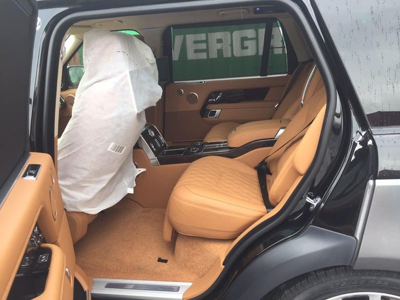 Range Rover SVAutobiography LWB 2019 ngoại thất 2 màu cực độc về Việt Nam