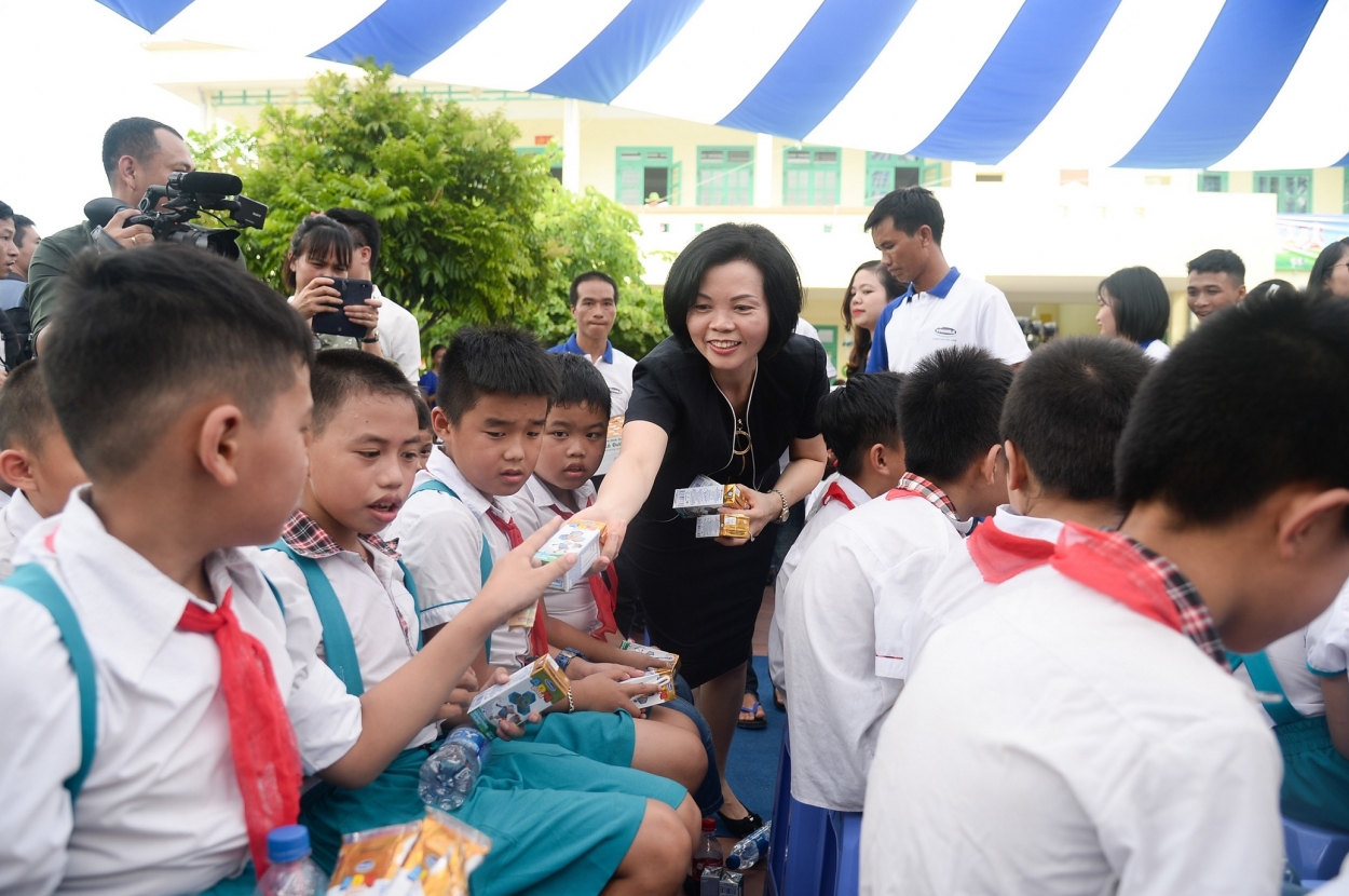 Bà Bùi Thị Hương, Giám đốc Điều hành NS,HC&amp;ĐN của Vinamilk trao tận tay các hộp sữa thơm ngon và bổ dưỡng đến các em học sinh tham dự chương trình