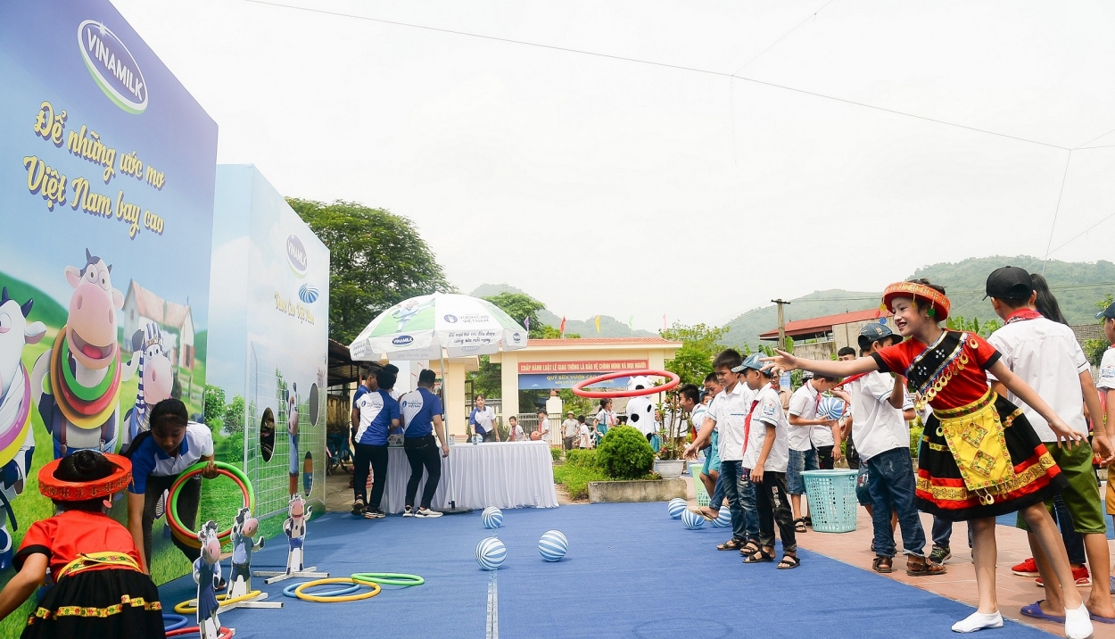 Các em học sinh hào hứng tham gia các trò chơi vui nhộn, thú vị trong chương trình và nhận các phần quà từ Vinamilk