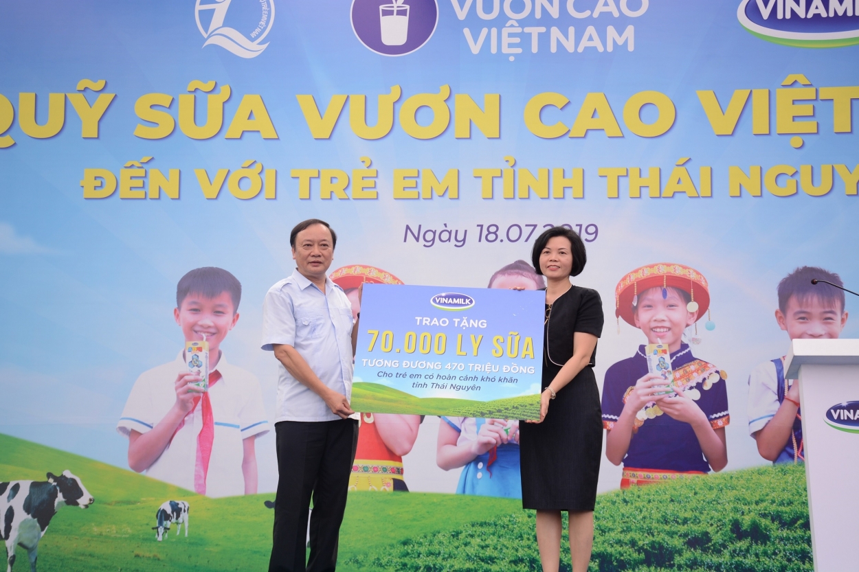 Bà Bùi Thị Hương, Giám đốc Điều hành Nhân sự, Hành chính &amp; Đối ngoại của Vinamilk trao tặng bảng tượng trưng 70.000 ly sữa cho ông Lương Văn Lành - Bí thư Huyện ủy, Chủ tịch HĐND huyện Định Hóa, tỉnh Thái Nguyên