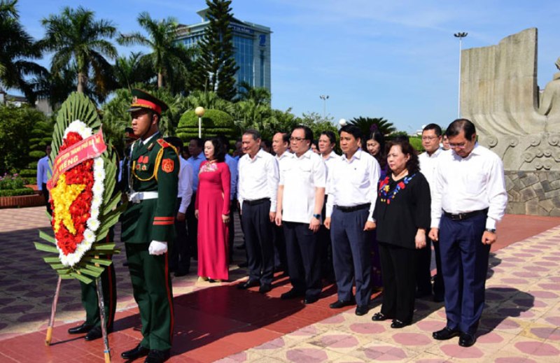 Đoàn công tác của TP Hà Nội dâng hương tưởng nhớ các Anh hùng liệt sĩ tại Đài Tưởng niệm thành phố Đà Nẵng.