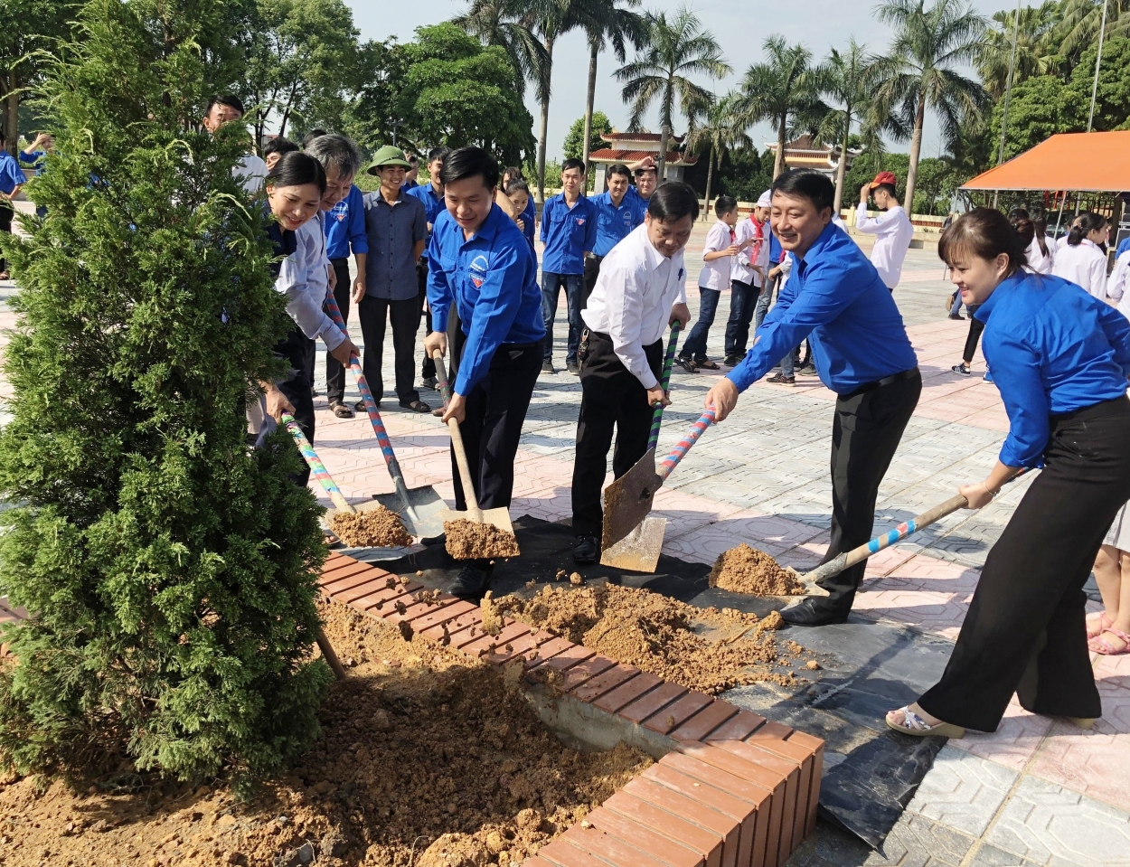 Các đồng chí lãnh đạo Thành đoàn Hà Nội, Huyện Ứng Hòa trồng cây xanh trong buổi lễ