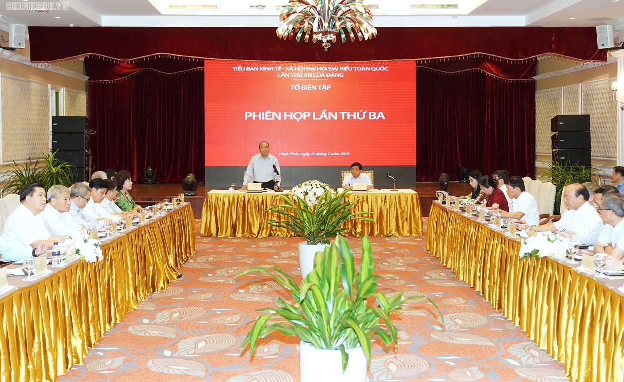 Thủ tướng Nguyễn Xuân Phúc yêu cầu Tổ Biên tập cần phải đưa ra được những phương hướng để bảo đảm môi trường hòa bình và ổn định cho đất nước..