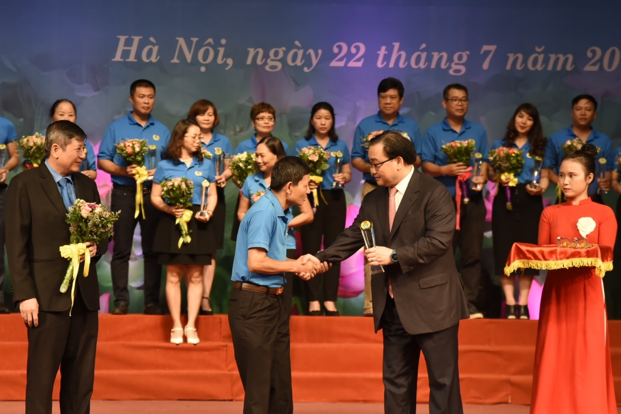 Bí thư Thành ủy Hoàng Trung Hải và Chủ tịch thường trực Tổng LĐLĐ Việt Nam Trần Thanh Hải trao thưởng cho các chủ tịch công đoàn cơ sở tiêu biểu